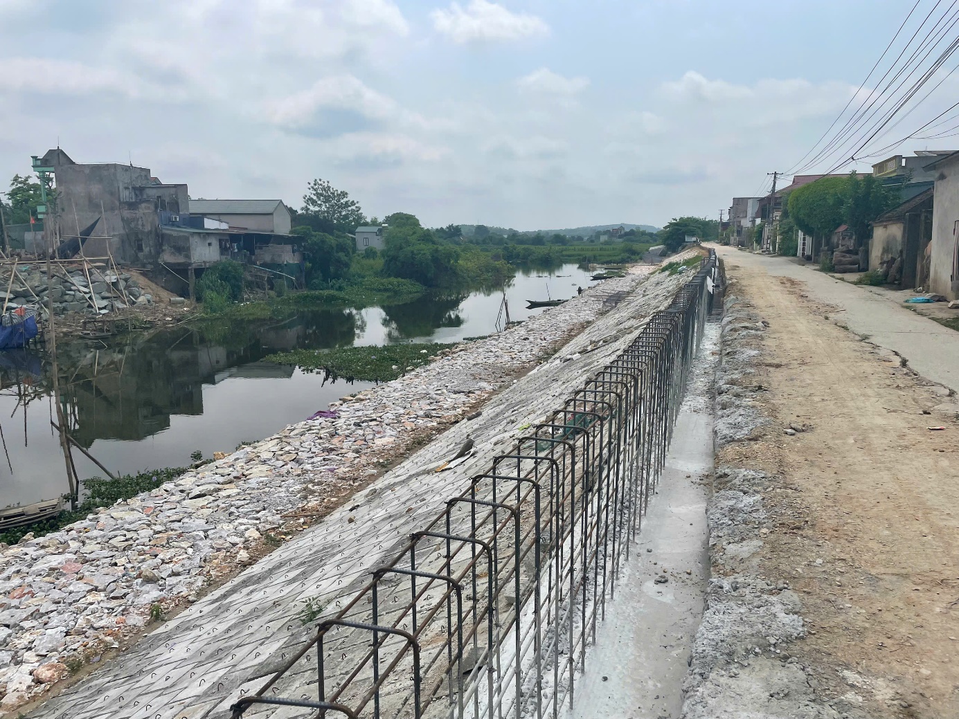 KIỂM TRA DỰ ÁN, CÔNG TRÌNH LIÊN QUAN ĐẾN ĐÊ ĐIỀU, BỜ BÃI SÔNG TRƯỚC MÙA MƯA LŨ NĂM 2025